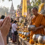 Culture thaïlandaise : wai devant un moine devant un wat
