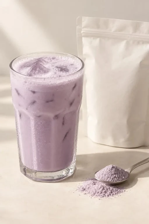 Taro latte onctueux préparé avec de la poudre de taro